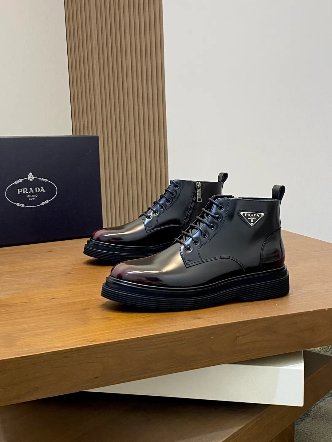 Men's men's shoes💰900 Prada/Prada Thick-soled formal wear shipped, same style at the counter, top-quality goods produced in Dongguan, those who know the goods should hurry up and start! New men's casual leather shoes, imported calfskin, shiny and translucent leather, uniform leather holes, fine texture, splicing and sewing technology, soft, comfortable and wrinkle-free, elegant Derby shoe shape, thickened and heavy-duty made, high-quality products that kill all currencies in the market, standard gold-label cowhide feet, calfskin lining, thickened rubber sole, durable and wear-resistant, ultra-light material, extremely comfortable for the upper foot, smooth surface, splicing lines, two styles to choose from, complete packaging! Size: 39-40-41-42-43-44 (45 customized) leather shoes